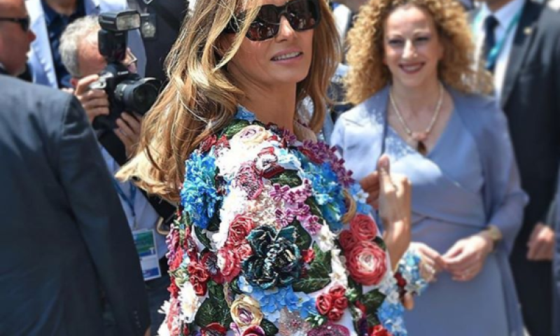 לא בגלל היופי: העולם סוער בגלל המעיל של מלניה