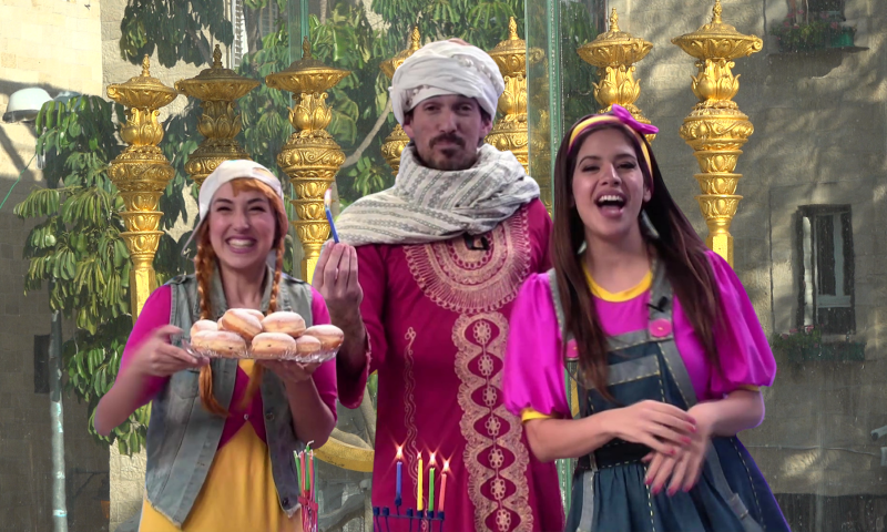 חנוכה בסרוגים: אביה נוחתת במנורת המקדש. פרק שלישי