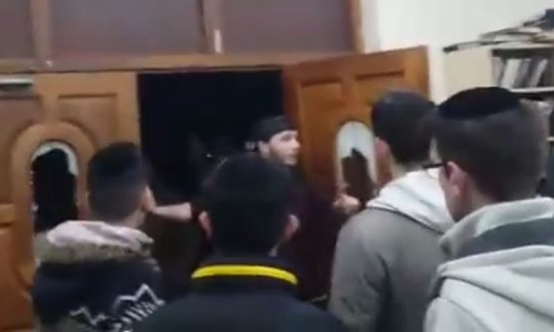 צפו: בית כנסת הותקף בידי בריונים בלונדון