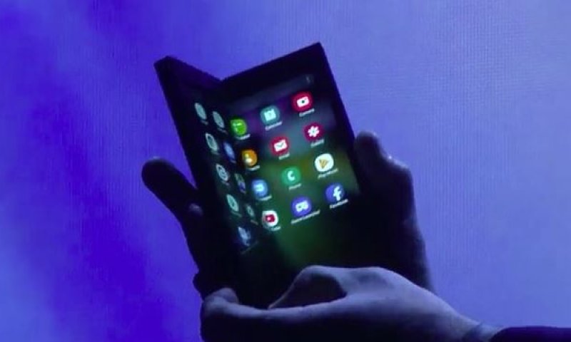 מהפכה: סמסונג הציגה סמארטפון מתקפל