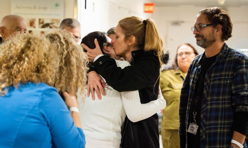 תיעוד מרגש: רגעי המפגש של החטופים עם המשפחות