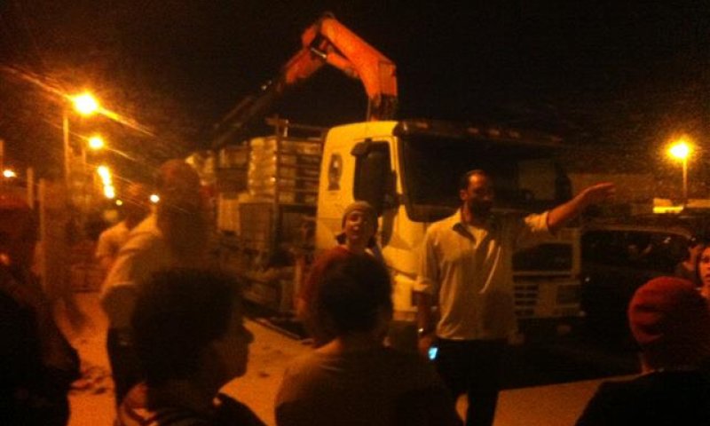 צפו במגורשים מונעים פינוי כיתות מניצן