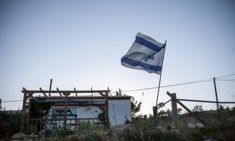 תושבי עמונה מקימים אוהלים מול ביתו של בנט