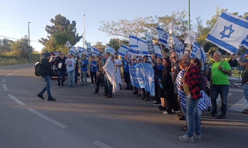 מפגינים מול סמוטריץ': "ציונות דתית נושאת בנטל"