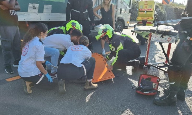 מצבו קשה: רוכב קורקינט חשמלי נפגע ממשאית