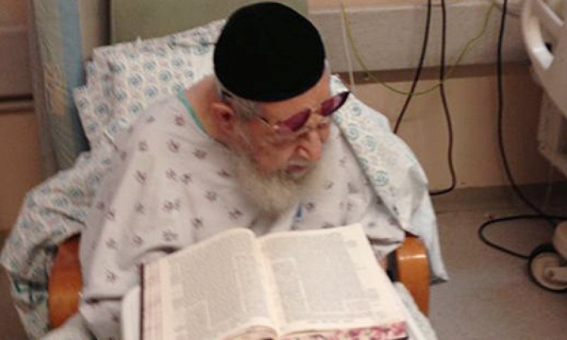 צפו: הרב עובדיה יוסף לומד תורה בבית-החולים