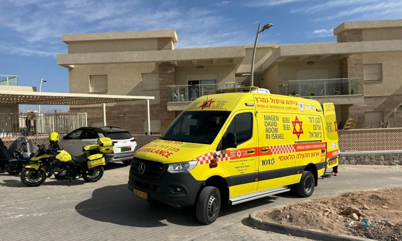 פועל נפל מגובה באילת: מצבו קשה