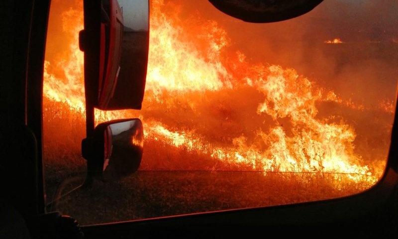 תיעוד מטורף: שריפה ענקית בבקעה;אין שליטה על האש