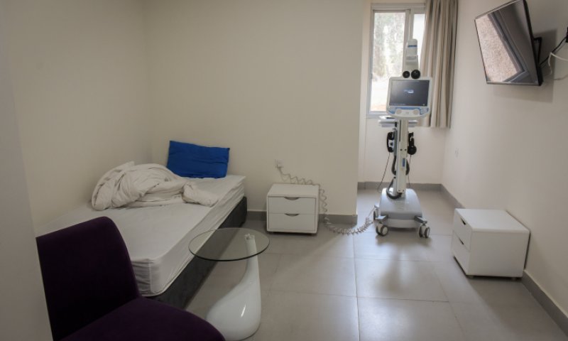 חולה קורונה אותר בי-ם: אלה המקומות בהם ביקר