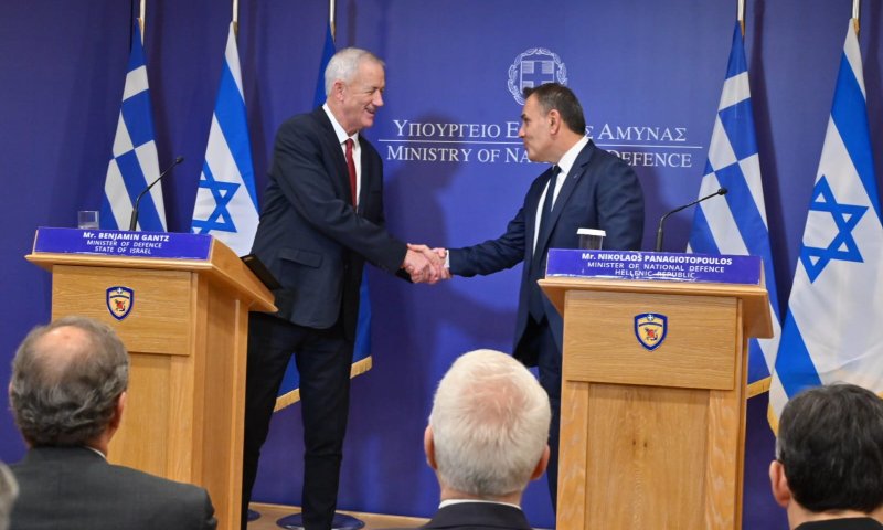 גנץ ביוון: "איראן מוכיחה שהיא איום עולמי ואזורי"