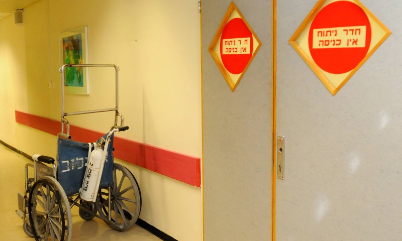 שתי נשים שברו מחשב על ראשה של רופאה באיכילוב