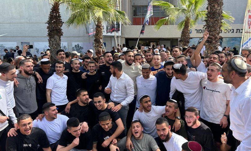 צפו: תלמידי ישיבות ההסדר מתגייסים בשמחה לצה"ל