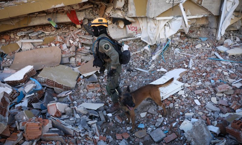 "שעות קריטיות": כך נראים מאמצי החילוץ בטורקיה