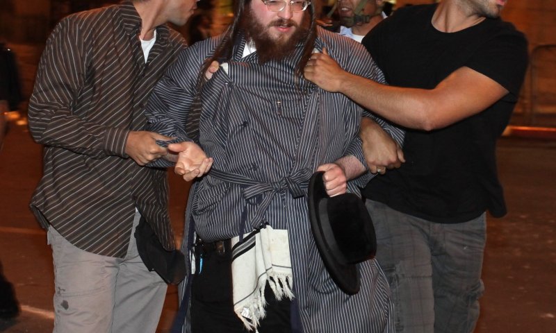 צעירים בי-ם: החרדים שורפים פחים? שישלמו על הנזק