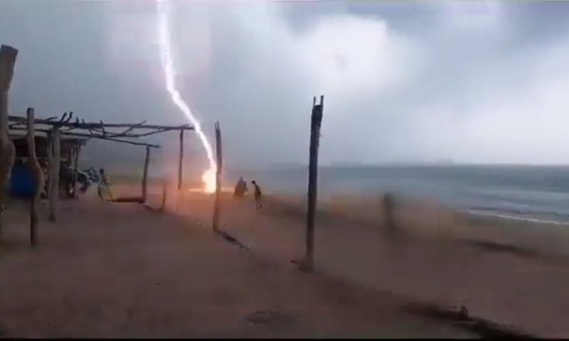 תיעוד דרמטי: שני הרוגים מפגיעת ברק במקסיקו