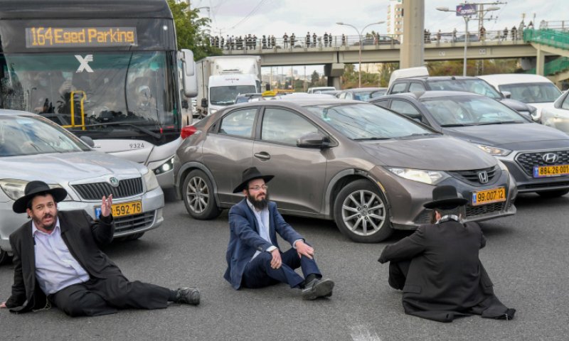 חרדים מפגינים בכביש 4: עומסי תנועה כבדים במקום