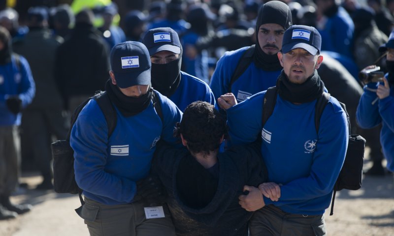תביעה ראשונה נגד שוטרים על אלימות בעמונה