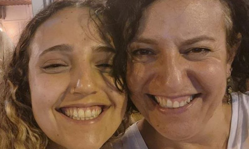 עם דמעות בעיניים: משפחות החטופות צופות בהן בישראל