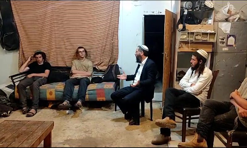 רבה של בית אל לחברי העצור: 'יהודי צריך להתגונן'