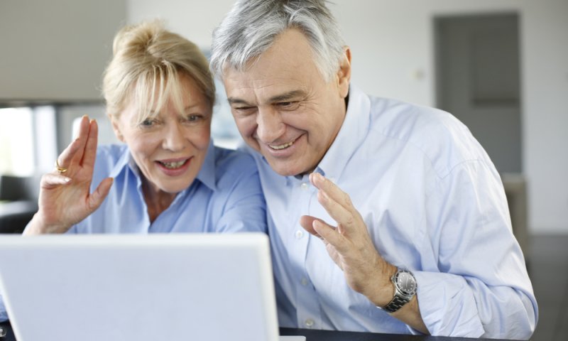 צריך לעמוד כשמדברים עם אבא בסקייפ?