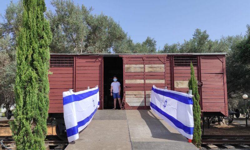 שלושה שורדי שואה נזכרים בקרונות המוות לאושוויץ