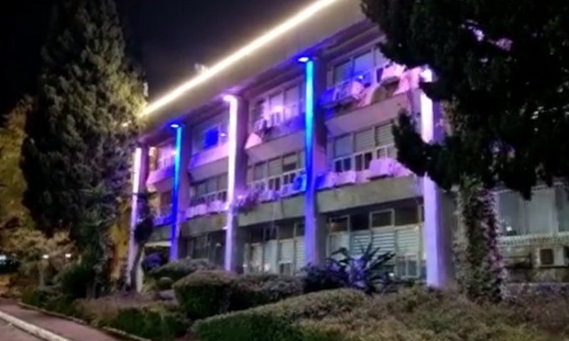 לאחר הפיגוע: בניין עיירת חדרה הואר בצבעי כחול לבן