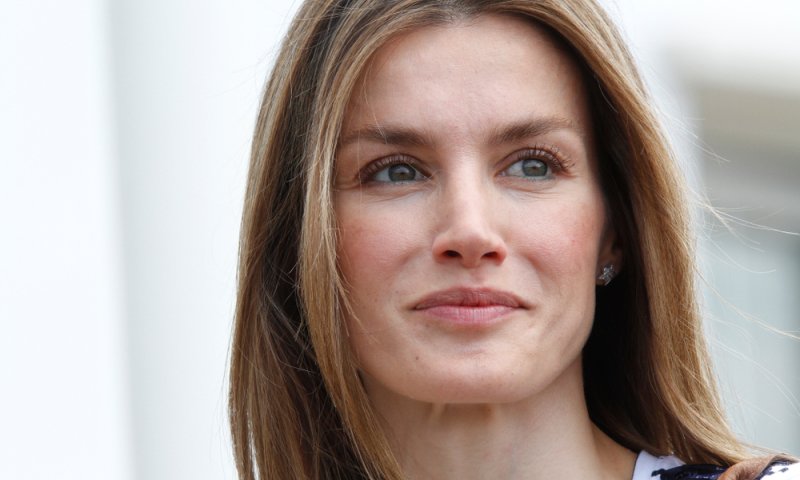 לטיסיה מלכת ספרד כובשת בשמלה של מותג אמריקני