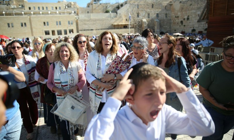 מהומת ענק בכותל: נשות הכותל פרצו לרחבת הנשים