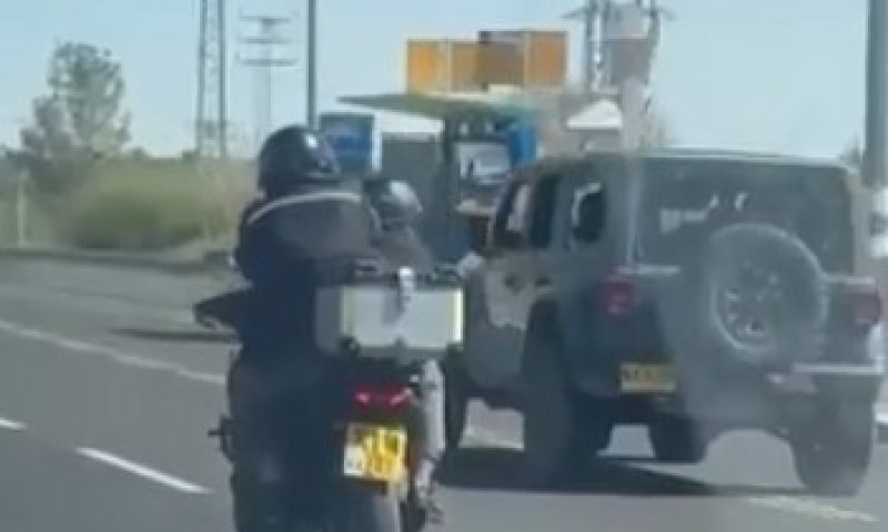 חיסול לאור היום: האופנוען יורה על הג'יפ | צפו