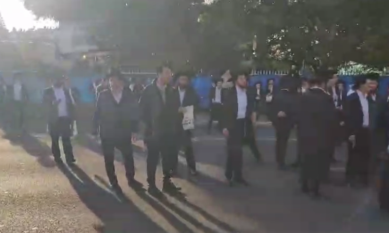 הפגנת הפלג הירושלמי בבני ברק: כביש 4 נחסם לתנועה