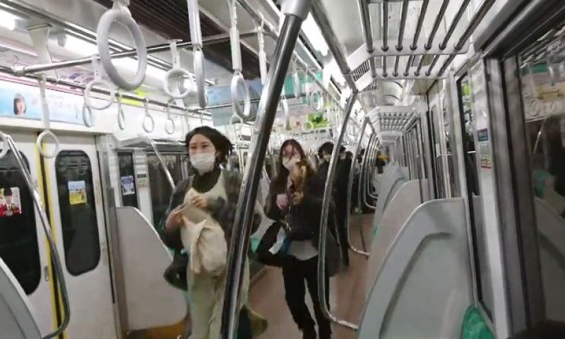 אירוע דקירה בטוקיו: לפחות 15 פצועים ברכבת תחתית