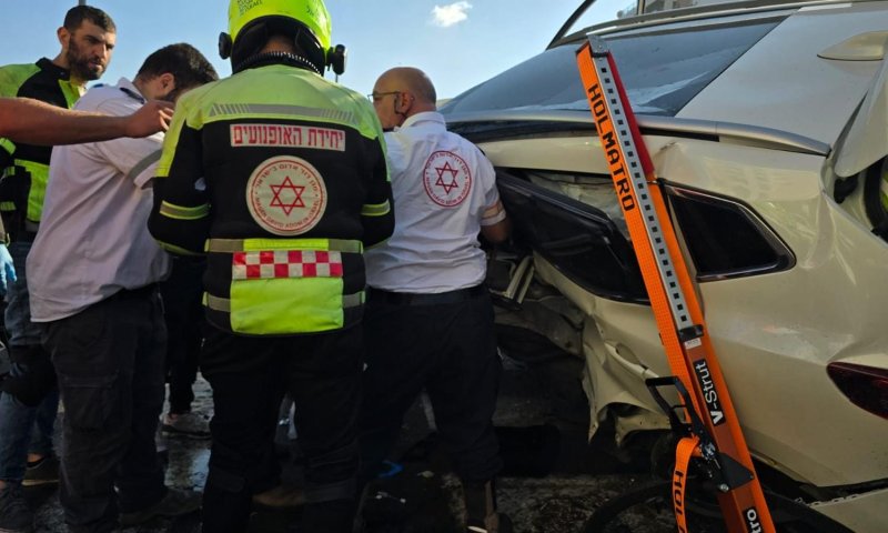 "ראינו רכב מרוסק": אישה בת 36 נפצעה קשה בתאונת דרכים בחולון