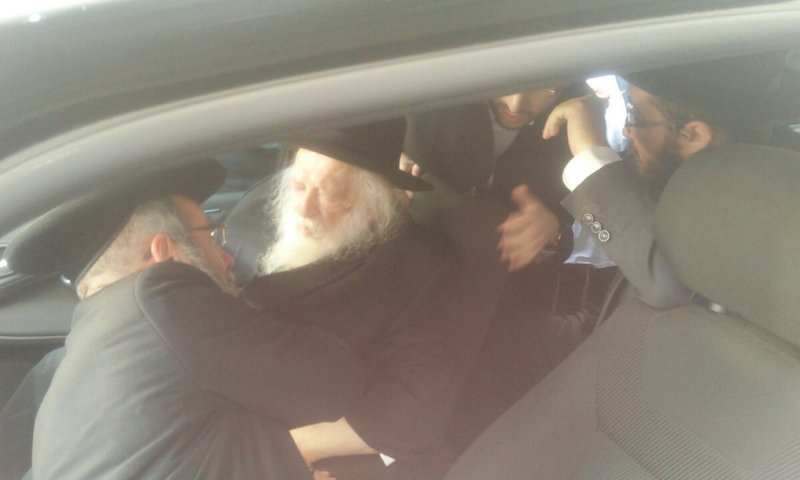 הרב חיים קנייבסקי בתפילה בקבר רחל. צפו