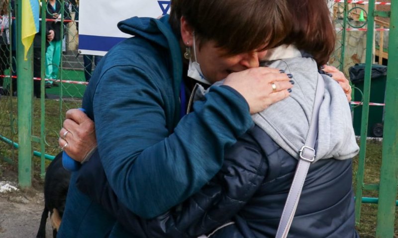 האיחוד המרגש בין הרופאה המתנדבת לאמה שחולצה מאזור קרב