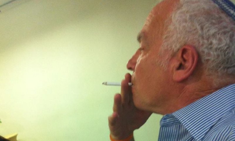 אורי אריאל נלחם בעישון אך נתפס עם סיגריה בפה