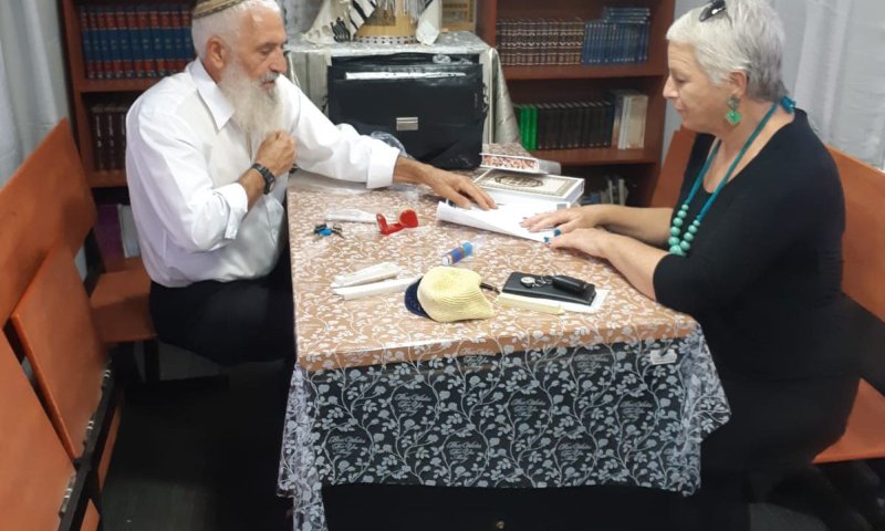 סופרי סת"ם בדקו מזוזות בקיבוצים ברחבי הארץ