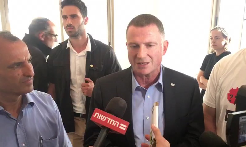 מתפנים ובונים: תושבי נתיב האבות קובעים מזוזה בביתם