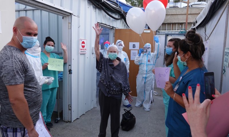 אחרי 99 יום: בת 74 החלימה ושוחררה ממחלקת הקורונה