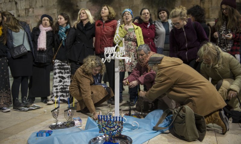 נשות הכותל: נדליק נר חנוכה בעזרת הנשים