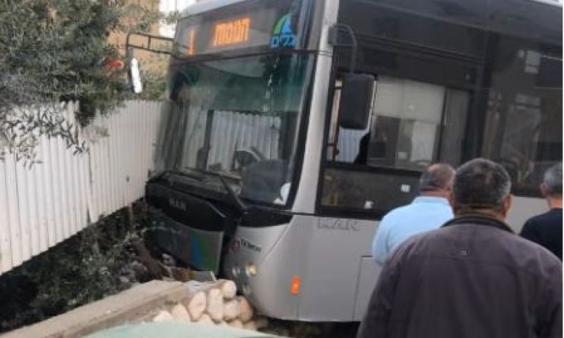 נהג אוטובוס דיבר בטלפון והתנגש בחצר בית. צפו