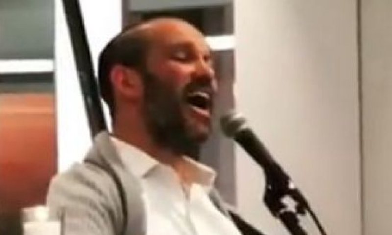 לאחר לידת בנו: יונתן רזאל הכין הפתעה למיילדות &bull;צפו