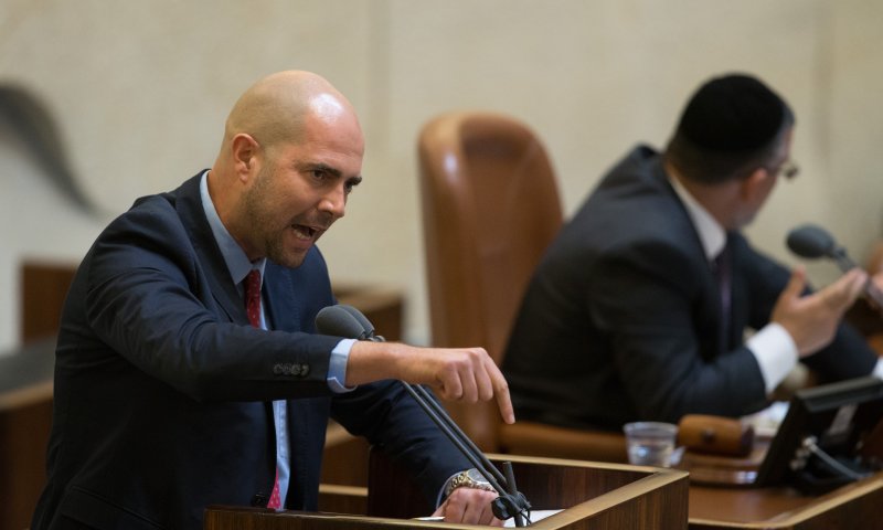 אוחנה: "הקואליציה נכנעה לשר הכי הומופוב"
