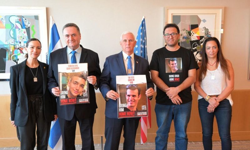 משפחות החטופים נפגשו עם סגן נשיא ארה"ב לשעבר