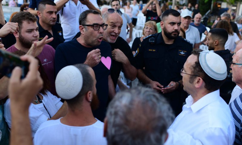 אנשי המחאה מסמנים את היעד הבא: דוכני חב"ד