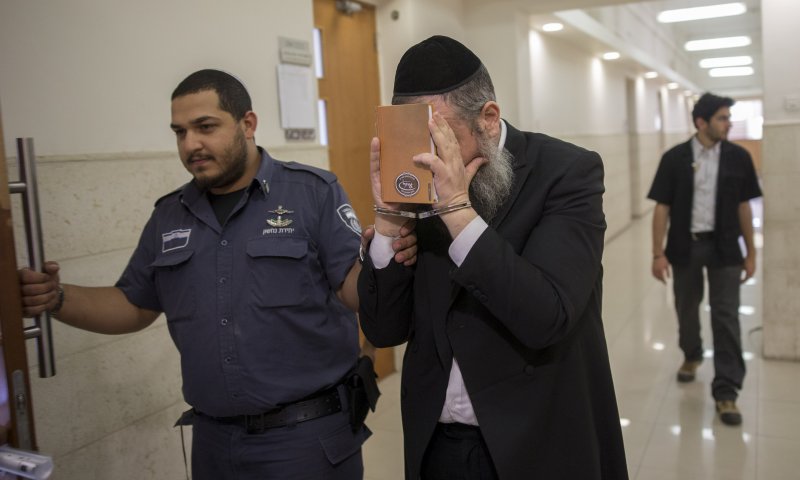 הרב מואשם כי אנס במשך שנים את בנות משפחתו