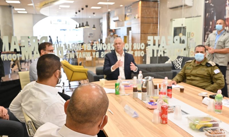 גנץ הורה לצה"ל לתגבר את הערים באלפי חיילים