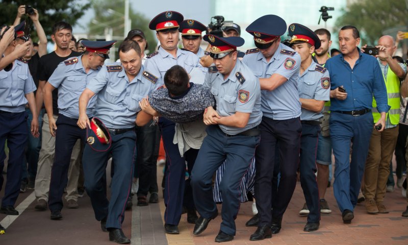 קזחסטן בסחרור: רוסיה שולחת כוחות