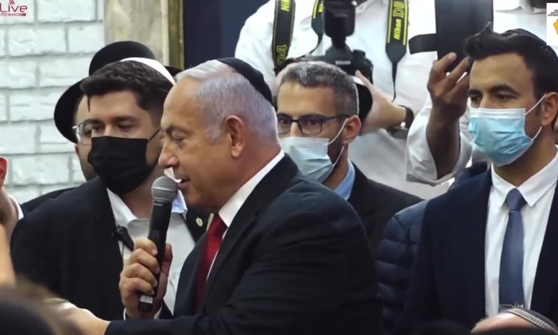 צפו: נתניהו בחגיגות בכפר חב"ד