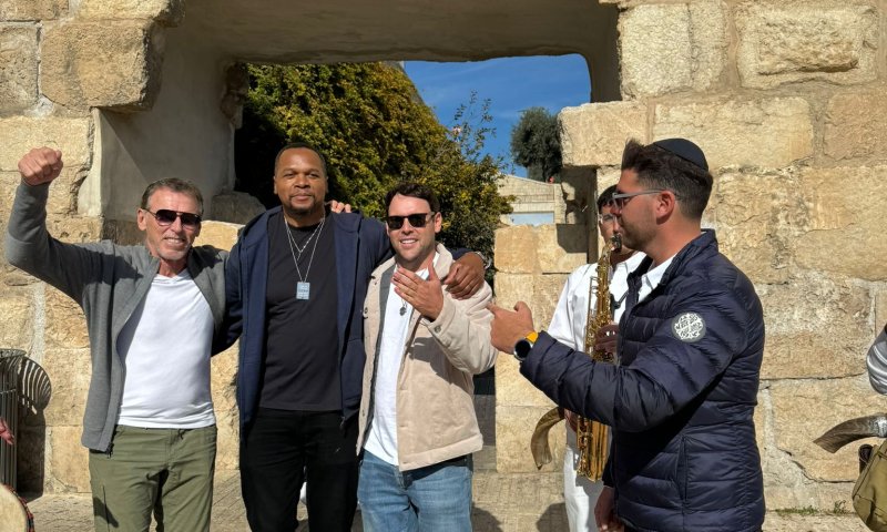 אחרי הביקור בעוטף: המפיק ההוליוודי הגיע לכותל המערבי