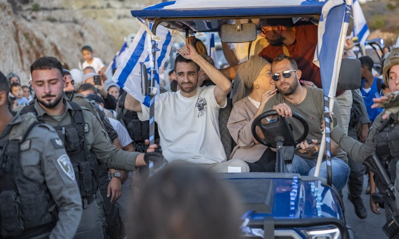 היציאה מהתיבה: האור שבפתח והאחריות לבנות עולם שלא יחזור לחטא